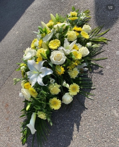 Lemon and white coffin spray